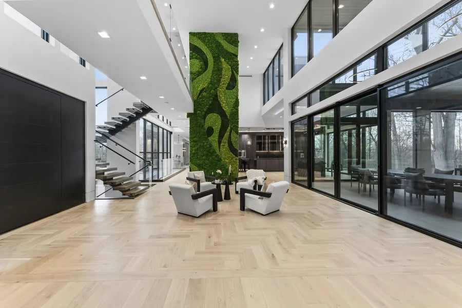 Panou vegetal intr-un spatiu corporate luminos